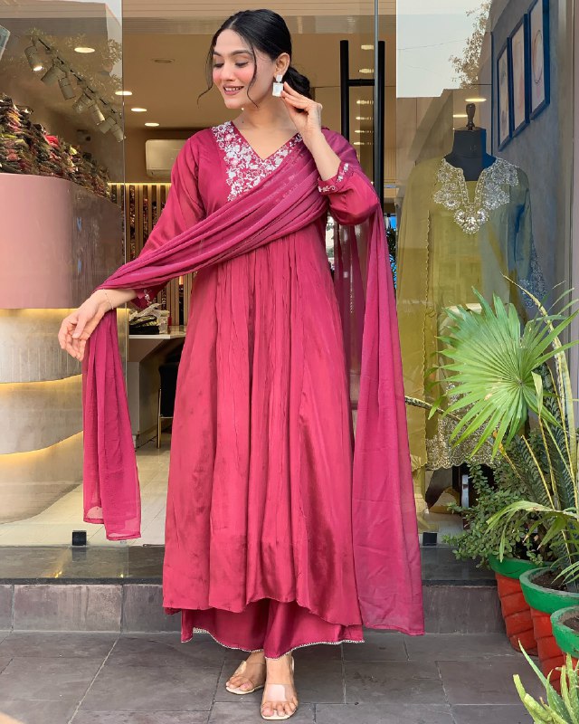 Effortless Glamour in Wine – A Flowing Kurta for Every Occasion