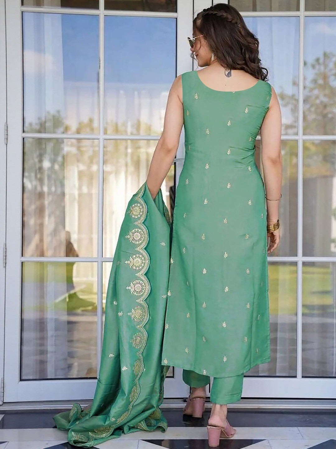 Sophisticated Allure: Embroidered Magenta Kurta with Flowing Dupatta
