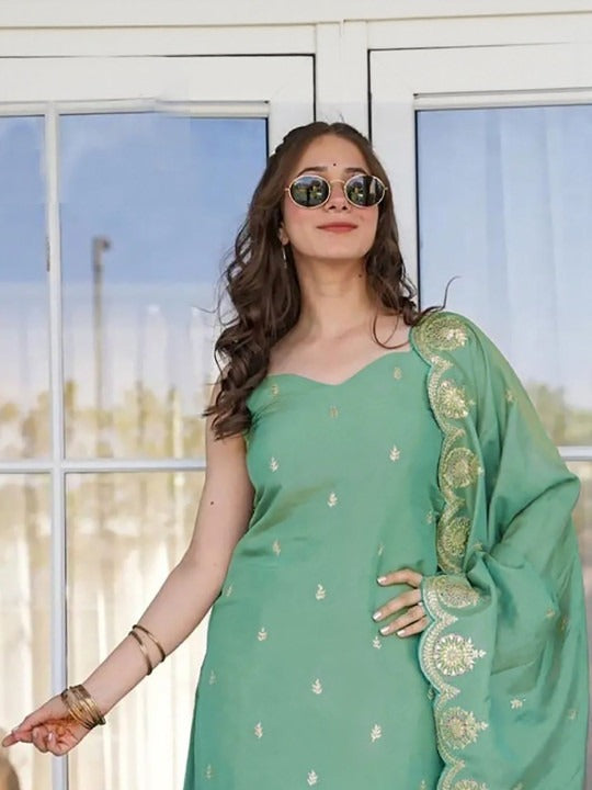 Sophisticated Allure: Embroidered Magenta Kurta with Flowing Dupatta