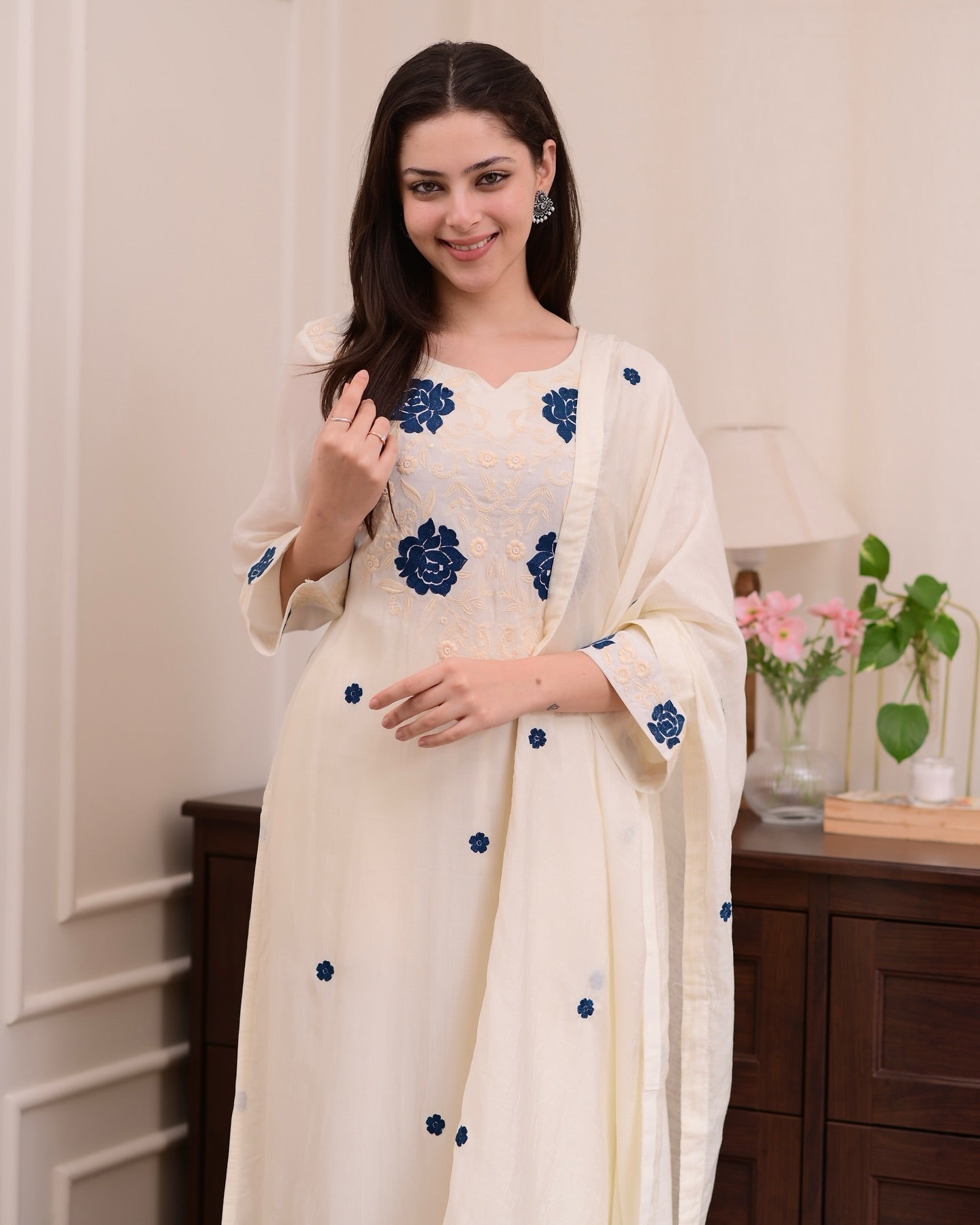 Subtle Sophistication in Cream – Perfect for Daytime Festivities