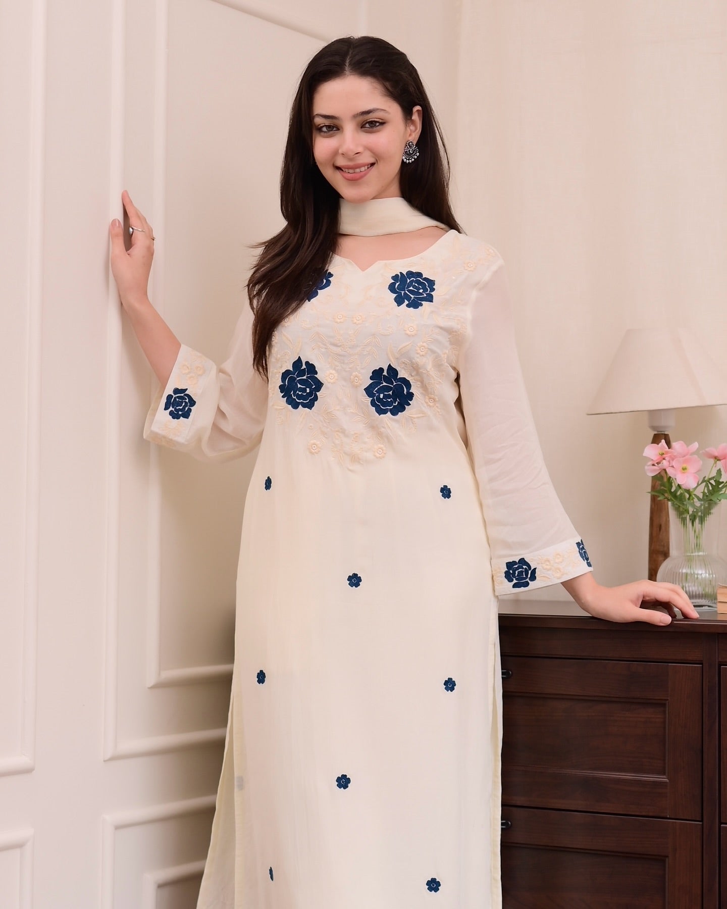 Subtle Sophistication in Cream – Perfect for Daytime Festivities