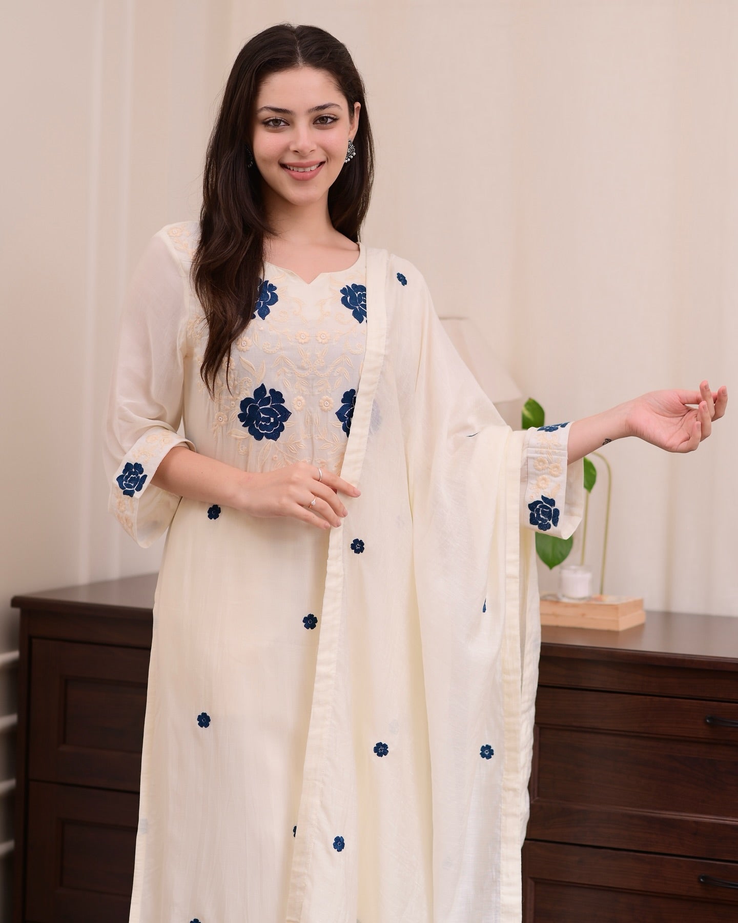 Subtle Sophistication in Cream – Perfect for Daytime Festivities